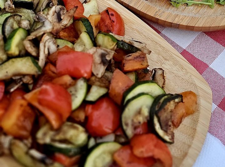Šopska salata i prilozi sa svježim povrćem
